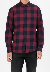 Rot und marineblau kariertes Langarmhemd mit button-down Kragen, vorderem Knopfverschluss und Manschetten. Baumwollmischgewebe mit weicher Textur.