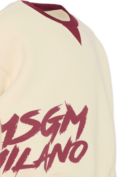 Sweatshirt crème avec un col en V bordeaux et une grande inscription audacieuse en marron "1SGM MILANO" sur le devant, présentant un tissu texturé.