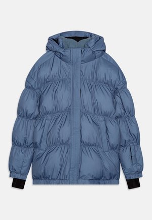Blauer wattierter Winterjacke mit Kapuze, Frontreißverschluss, zwei Seitentaschen und schwarzen inneren Handgelenksbündchen.