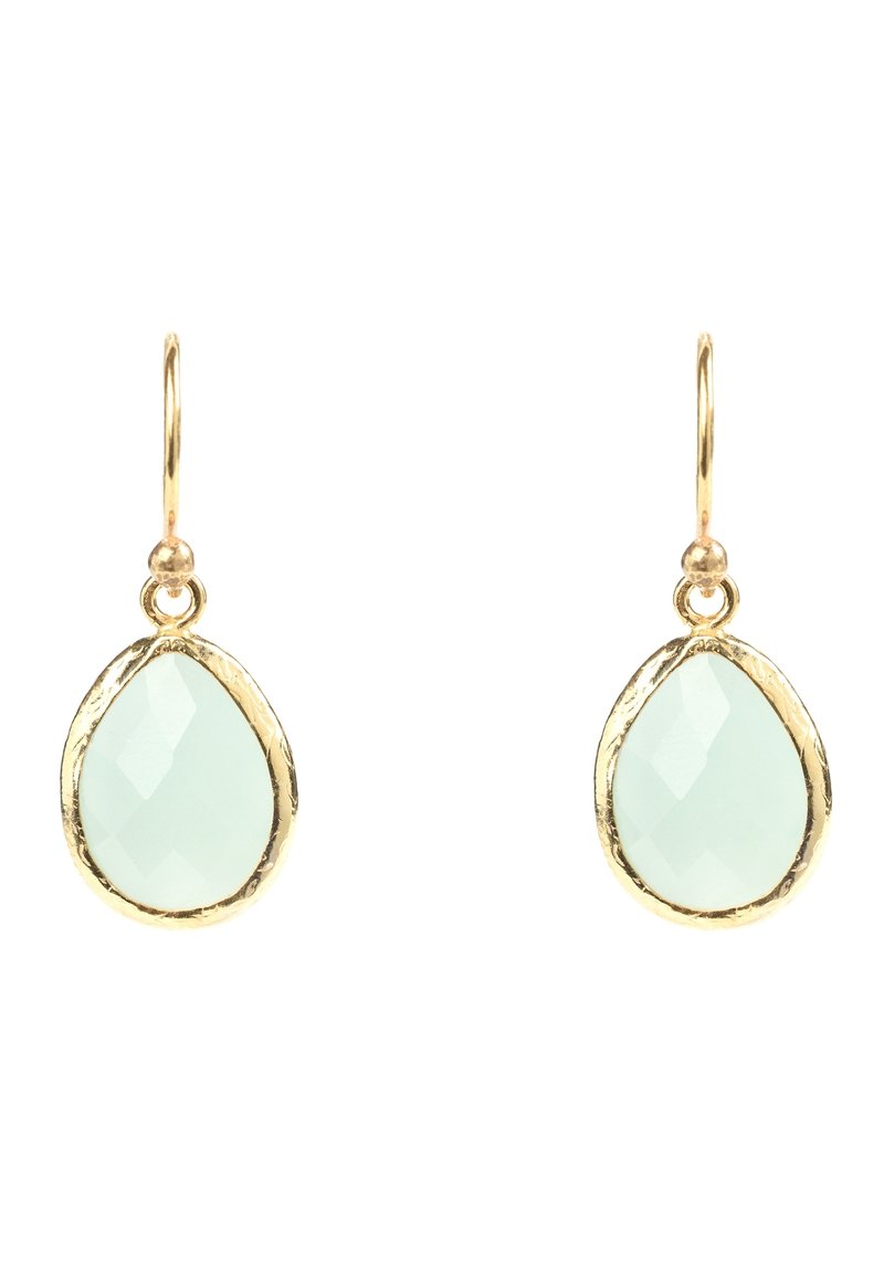Boucles d’oreilles goutte en or avec pierres goutte facettées bleu pâle encadrées de montures en or texturé, suspendues à des crochets en or simples.