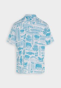 Koszula z krótkim rękawem w kolorze białym z niebieskimi grafikami przedstawiającymi markę Levi Strauss oraz historię denimu, z kołnierzem typu camp i luźnym krojem.