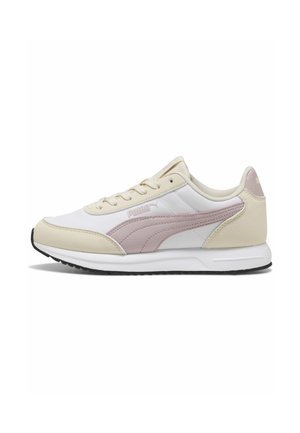Low-Profile Puma Sneaker in Weiß mit cremefarbenen und hellrosa Akzenten und einer schwarzen Gummisohle, von der Außenseite gezeigt.