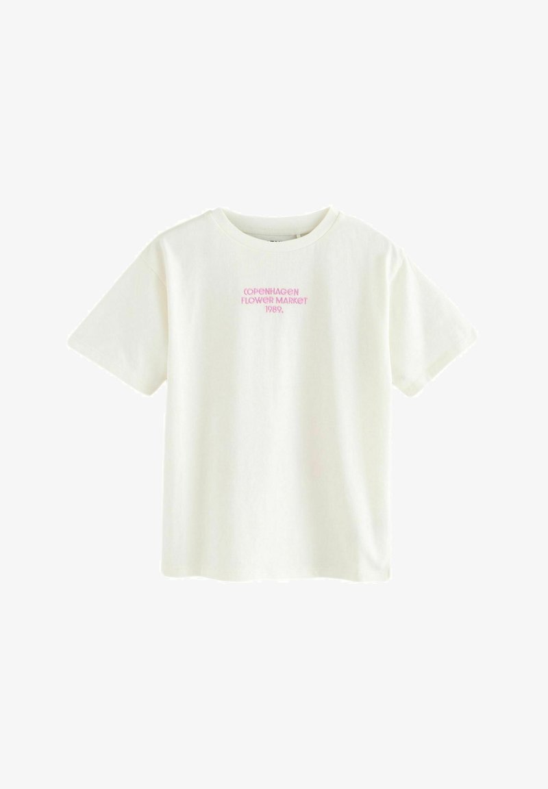 Hvid T-shirt med korte ærmer og rund halsudskæring med pink tekst ""Copenhagen Flower Market 1989"" centreret på brystet.