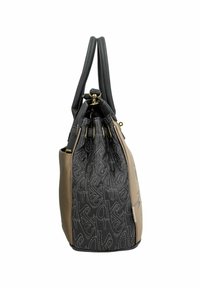 Schwarze und braune Handtasche mit strukturiertem Oberflächen, doppelten Griffen und bedrucktem Logo-Design. Verfügt über goldfarbene Beschläge und eine geraffte Oberseite.