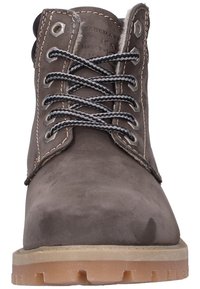 Botas de tobillo de cuero marrón con ojales de metal, cordones en contraste y suela de goma. Presenta un acabado suave y un upper texturizado.