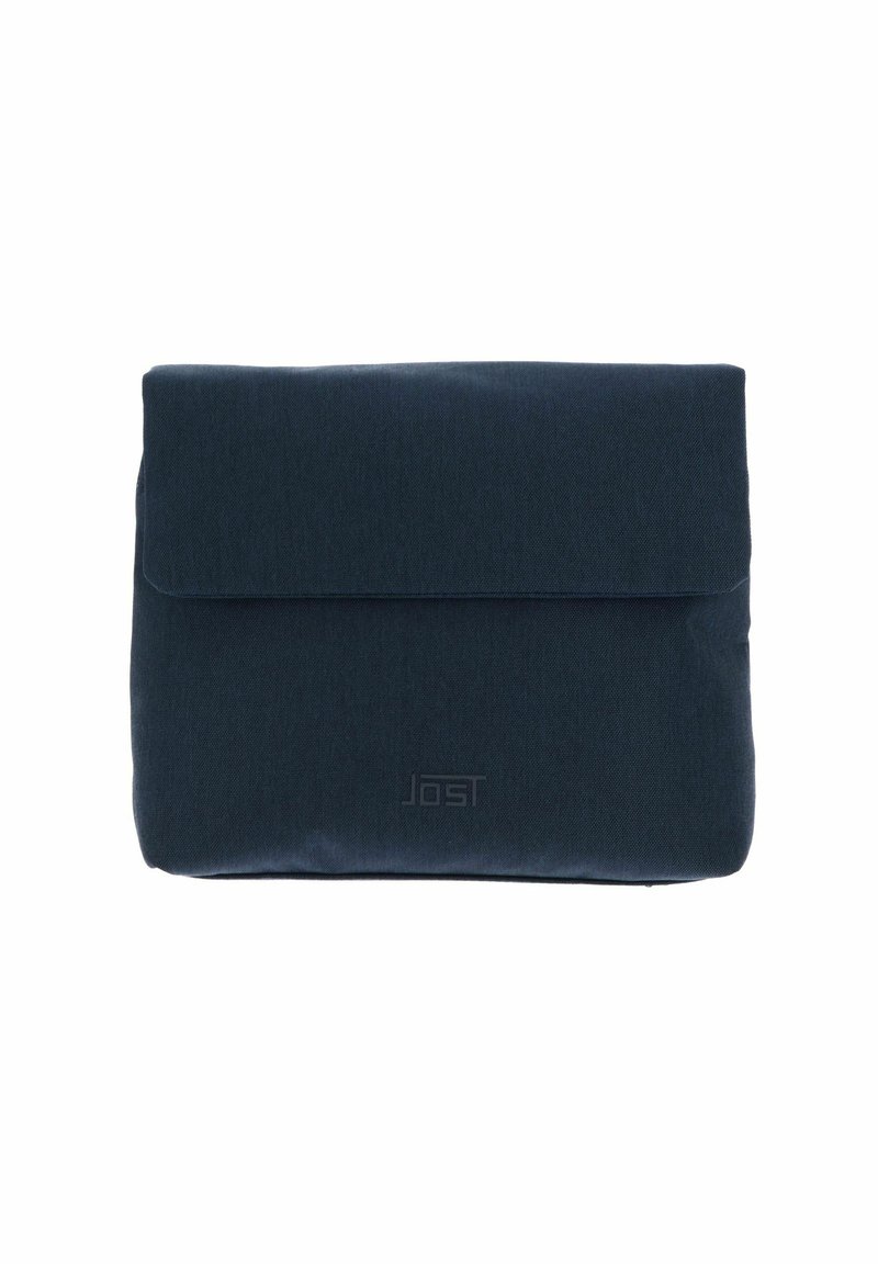 Morbida custodia per laptop di colore blu scuro con chiusura a pattina. Presenta un sottile motivo testurizzato e un logo in rilievo sulla parte anteriore. Bordo arrotondato.