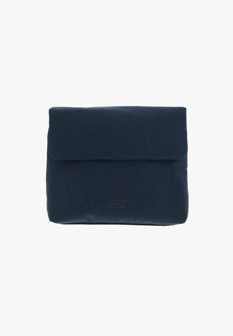 Morbida custodia per laptop di colore blu scuro con chiusura a pattina. Presenta un sottile motivo testurizzato e un logo in rilievo sulla parte anteriore. Bordo arrotondato.