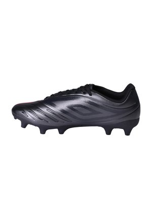 Chaussure de football noire avec crampons moulés, lacets et motifs géométriques subtils sur le côté, conçue pour un jeu sur terrain ferme.