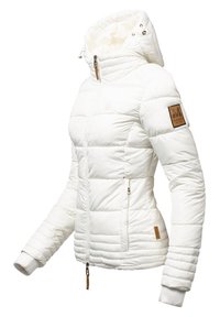 Vit puffjacka med en kroppsnära design, utrustad med huva, quiltad textur och brun logotyp på vänster ärm. Fickor med dragkedja på sidorna.