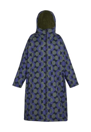 Długi płaszcz z kapturem, zapinany na zamek z przodu, z bocznymi kieszeniami na zamek oraz niebiesko-szarym okrągłym wzorem, podszewka z ciemnozielonego polaru wewnątrz kaptura.