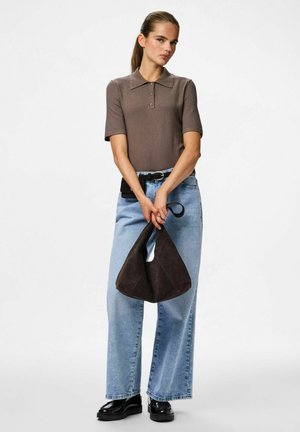 Brun polo med korta ärmar och en ribbad textur, tillsammans med ljusblå vida jeans och en mörkbrun mockaväska. Svarta skor.