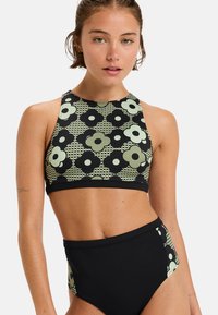 Čierny bikiny s vysokým pásom a halterneck topom. Vlastnosti: kvetinový vzor v svetlozelenej a čiernej farbe, textúrovaná látka a kontrastný lem.