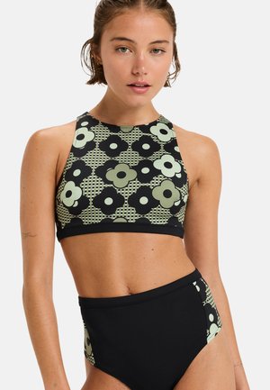 Zwarte hoge taille bikini met een haltertop. Heeft een bloemenpatroon in lichtgroen en zwart, textuurstof en contrasterende afwerking.