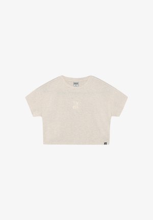 Beige cropped kortærmet t-shirt med rund halsudskæring og lille broderet "INDN" logo centreret på brystet.