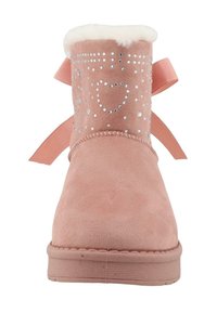 Roze suède enkellaarsje met witte bontvoering, versierd met rhinestones, hartjespatronen en een roze lintdetail aan de achterkant.