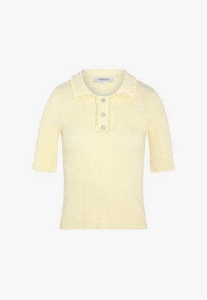 Lichtgele geribbelde top met korte mouwen, ruches aan de kraag en drie decoratieve knoppen in de vorm van bloemen op het voorste stuk.