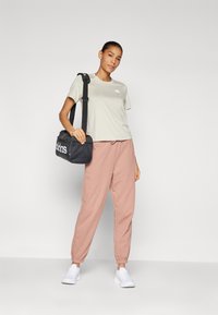adidas Performance TRAIN ESSENTIALS 3STRIPES WORKOUT - Sportovní tričko - alumina/white