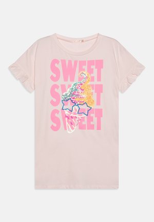 Jasnoróżowa bawełniana koszulka z falbankami na rękawach, z kolorową grafiką lodów z cekinów oraz wyraźnym różowym napisem "SWEET".