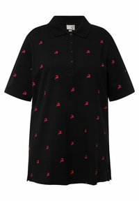 Polo noir avec une patte de boutonnage, des manches courtes et des motifs de cerfs rouges dispersés sur le tissu. Fabriqué en matériau doux.