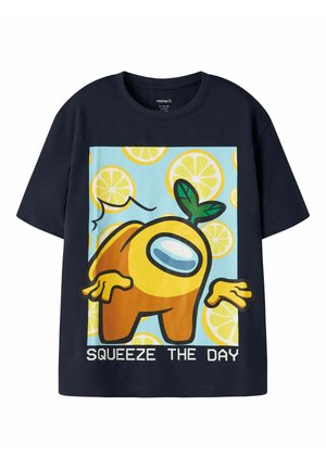 T-shirt bleu marine avec un personnage de dessin animé sur le thème du citron et un fond de tranches de citron, texte "Squeeze the Day" en bas.