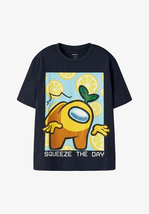 Granatowy T-shirt z kreskówkową postacią o tematyce cytryny i tłem z plasterkami cytryny, tekst "Squeeze the Day" na dole.
