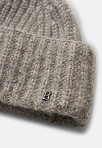 Gebreide grijze beanie met een textuur ribpatroon, voorzien van een klein zwart metalen accent met een gestileerd "B" logo.