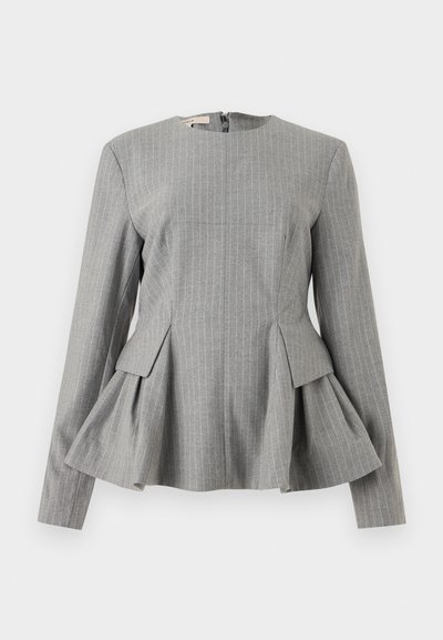 Sivá peplum blúzka s vertikálnymi bielymi pruhmi, štruktúrovaný dizajn, okrúhly výstrih, dlhé rukávy a zips na zadnej strane. Textúrovaná tkanina.