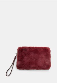 Burgundska lažna krzna torbica v pravokotni obliki, z ročajem za zapestje in mehko teksturo. Brez vidnih dodatkov ali vzorcev.