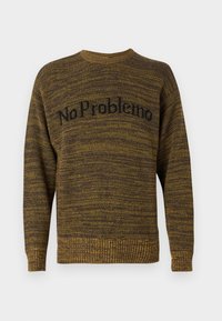 Smeđi i žuti džemper od pletenine s uzorkom, okruglog ovratnika i rebrastim rukavima, s natpisom "NoProblemo" u crnoj boji na prednjoj strani.
