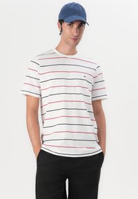 Tommy Hilfiger SEASONAL FIT STRIPE TEE - Marškinėliai su spaudiniu - ecru