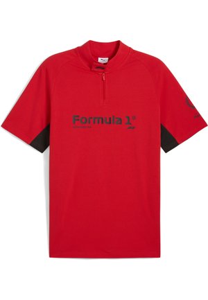 Rotes Kurzarm-Poloshirt mit Halbreißverschluss-Kragen. Mit schwarzen Akzenten an den Ärmeln und schwarzem "Formula 1"-Logo auf der Vorderseite. Baumwollstoff.