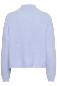 Krátký svetřík světle modré barvy z texturované pleteniny. Má měkký límec a široké rukávy, zakončené žebrovanými manžetami a lemem.