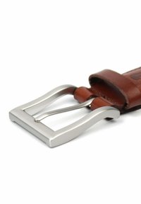 Brauner Ledergürtel mit rechteckiger silberner Metallschnalle, glatte Textur, elegantes Design und einer Schlaufe zur Sicherung des Gürtels.