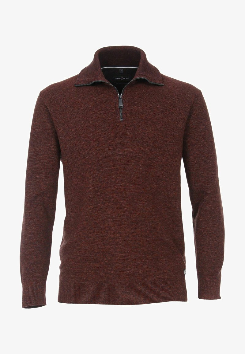 Maglione color ruggine realizzato in tessuto a maglia testurizzata, caratterizzato da un colletto con mezzo zip e maniche lunghe, con orlo e polsini a coste.