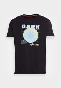 Čierne bavlnené tričko s odvážnym bielym textom "TMAVÁ STRANA MESA" a farebným kruhovým dizajnom. Krátke rukávy a okrúhly výstrih.