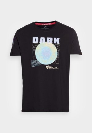 Čierne bavlnené tričko s odvážnym bielym textom "TMAVÁ STRANA MESA" a farebným kruhovým dizajnom. Krátke rukávy a okrúhly výstrih.