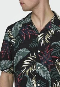 Only & Sons NORMAL GESCHNITTEN RESORT KRAGEN - Camisa - black