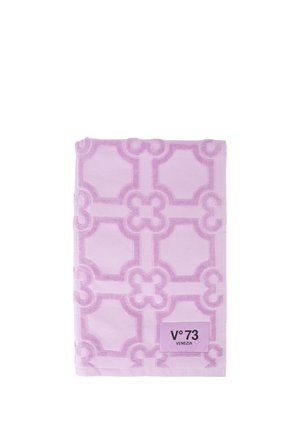 Asciugamano rosa piegato con motivo geometrico in rilievo e un'etichetta con la scritta "V°73 Venezia" nell'angolo in basso a destra.