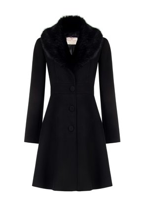 Zwarte jas met een bontkraag, gestructureerde silhouet, getailleerde taille en drie met stof bedekte knopen. Lange mouwen en een uitlopende zoom.