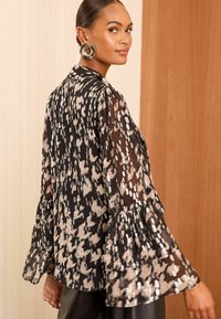 Love & Roses PUSSY FLUTE SLEEVE REGULAR FIT - Pluus - black