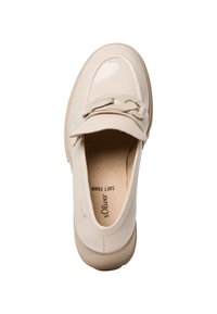 Chaussure slip-on beige avec une finition brillante en vernis, un dessus texturé, des accents élastiques et une semelle rembourrée étiquetée "Soft Foam."