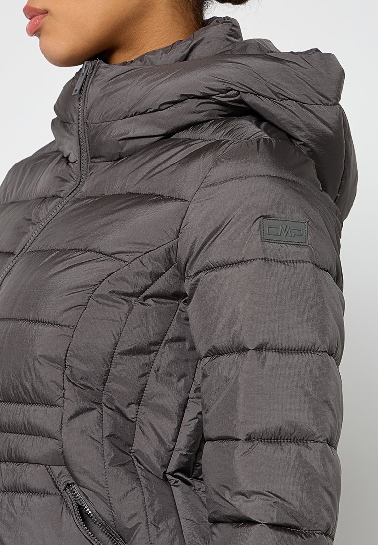 Giacca a vento grigia con cappuccio, caratterizzata da una texture trapuntata, chiusura con zip e una patch logo sulla manica sinistra. Tessuto morbido e lucido.