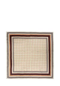 Silk firkantet tørklæde med en cremet baggrund, brune geometriske mønstre og flerfarvede kanter i bordeaux, beige og sort.