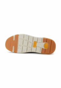 Rubberen schoenzool met een witte basis, een oranje hak en een gestructureerde grip. Bevat een logo in het midden en spikkelige accenten.