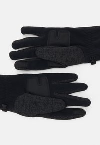 Guantes negros con acentos en gris oscuro texturizado y palmas acolchadas. Presentan un diseño flexible y un cierre en la muñeca para un ajuste seguro.