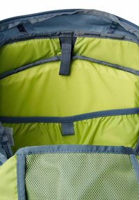 Blauwe stoffen rugzak met een heldergroen interieur, voorzien van meerdere vakken, elastische banden en een gaasvak.