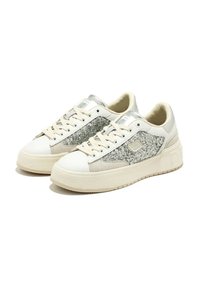 Sneakers bianchi con accenti di glitter argento e design testurizzato, con punta liscia e sistema di allacciatura. Suola piattaforma elevata.