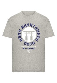 Grå bomulds T-shirt med et centralt grafisk motiv af en torii-port, flankeret af tekst i blå og hvid: "Hen's Ansatsu Hen Dojo, USA."
