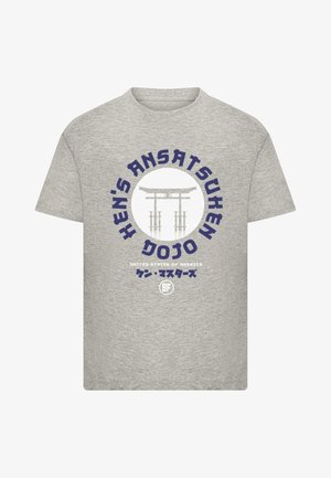 Grå bomulds T-shirt med et centralt grafisk motiv af en torii-port, flankeret af tekst i blå og hvid: "Hen's Ansatsu Hen Dojo, USA."