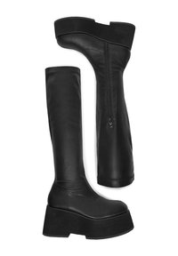 Botas de cuero negro hasta la rodilla con suela de plataforma gruesa, cierre lateral, textura lisa y diseño ajustado en la parte superior.